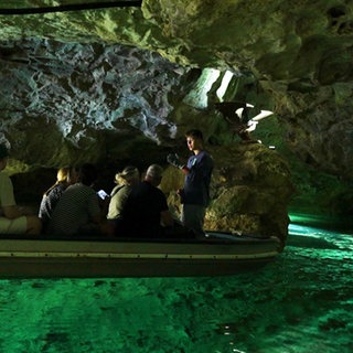 Bootsfahrt durch die Wimsener Höhle auf der Schwäbischen Alb.
