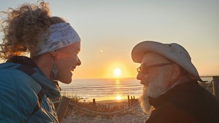 Regina Thum mit ihrem Vater Fritz Thum am Strand bei Sonnenuntergang