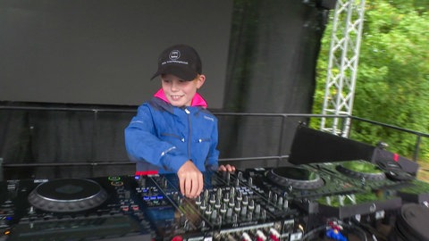 Der neunjährige Ben steht an einem Mischpult.