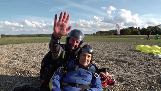 Brigit Widmann's Traum - Erster Fallschirmsprung mit 87 Jahren