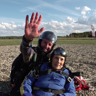 Brigit Widmann's Traum - Erster Fallschirmsprung mit 87 Jahren