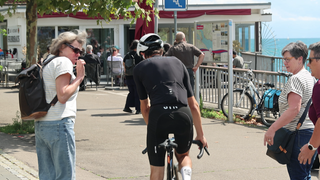 Rennradfahrer fährt auf dem Boensee-Radweg beinahe Fußgängerin an