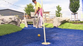 Sonja Faber-Schrecklein spielt Adventure Golf in Obermarchtal