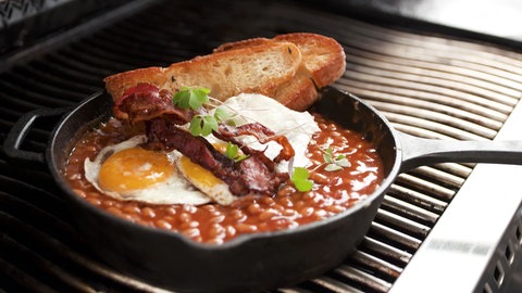 Frühstück vom Grill mit Bohnen, Speck und Spiegeleiern