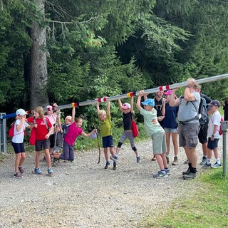 Unterwegs auf dem Schmugglerpfad in Oberreute. Kinder spielen an einem Schlagbaum.