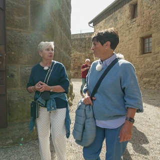 Sonja Faber-Schrecklein unterhält sich mit Marita Hesch, die Führungen zur Burg Steinsberg begleitet.