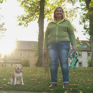 Yeana Hack mit ihrem Beagle Sebbi. 