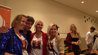 Olaf der Flipper mit Fans nach seinem Konzert in der Schwarzwaldhalle 2026