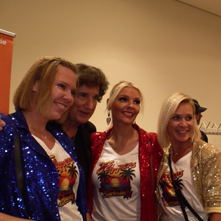 Olaf der Flipper mit Fans nach seinem Konzert in der Schwarzwaldhalle 2026