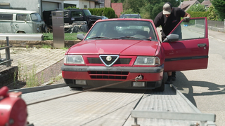 Ein Alfa Romeo 33 wird auf einen Anhänger geladen