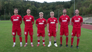 Drei Zwillingspaare im Fußballtrikot vom SV Bühlertal