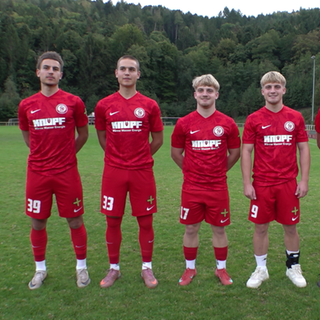 Drei Zwillingspaare im Fußballtrikot vom SV Bühlertal