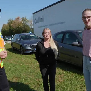 Mutter und Sohn sprechen mit einem Polizisten.