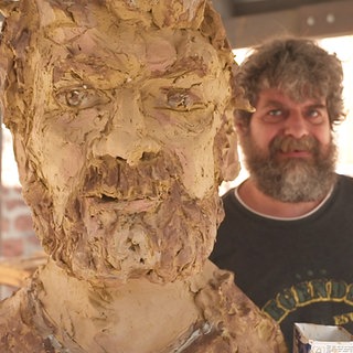 Künstler fertigt Büste von ehemaligem Obdachlosen