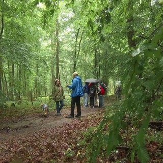 Wetterreporter Markus Bundt mit Schüler von der Schutzgemeinschaft Deutscher Wald e.V. im Ober-Olmer Wald