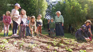 Montessori Klasse übt pflügen