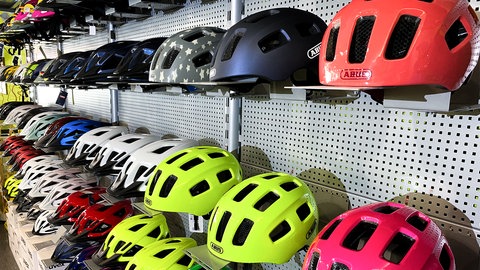 Fahrradhelme hängen an einem Regal