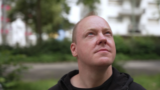 Christian Baron vor dem Haus, in dem er in Kaiserslautern aufwuchs.