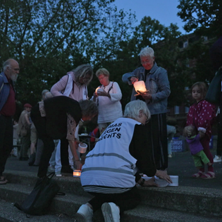 Am Mainzer Rheinufer werden zum Gedenken an die Opfer in Hiroshima Lichter angezündet.