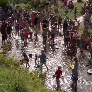 Campingplatzgästinnen auf Edelsteinsuche