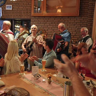 Im Dorfkrug in Elkenroth spielen Musiker*innen zusammen beim Stammtisch.