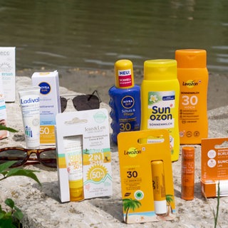 Auswahl an Sonnencremes und anderem Sonnenschutz