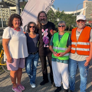 Ein Gruppe Menschen stehen auf einer Brücke