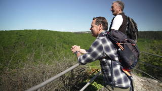 Holger Wienpahl und Michael Meiss blicken über einen Wald auf der Hunolsteiner Klammtour.