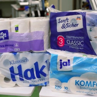 Fünf Sorten Toilettenpapier lauf einem Tisch