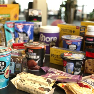 Auswahl an High-Protein-Produkte auf einem Tisch.