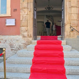 Roter Teppich für alle Besuchende zur Wiedereröffnung von Schloss Sien