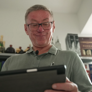 Vitali Bender mit seinem Tablet