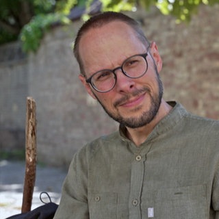 Der pilgernde Künstler Daniel Beerstecher hört zu und schweigt