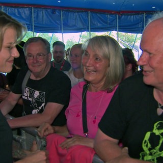 Gitarristin Yasi Hofer trifft vor der Bühne einen ihrer größten Fans, Jogi Mayer