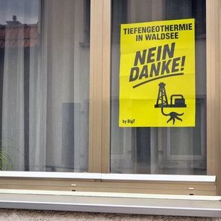Protestplakat gegen Geothermie an einem Fenster in Waldsee