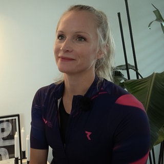 Sitzende Frau in Sportkleidung