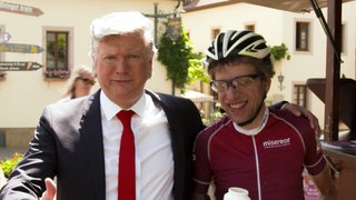 Alexis Bug als Trump verkleidet