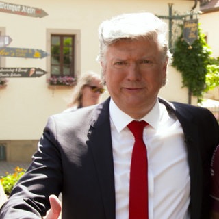 Alexis Bug als Trump verkleidet