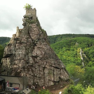 Felsmassiv „Schwarze Wand“ oberhalb von Kirn-Kallenfels