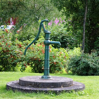 Einen Brunnen in einem Garten