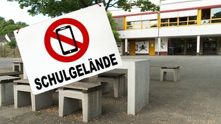 Schulgeländer mit Handyverbotsschild