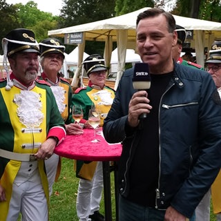 SWR Moderator Holger Wiehnpahl mit den Alt-Mainzer Stadtsoldaten auf dem Weinmarkt