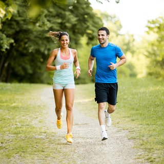 Eine junge Frau und ein junger Mann joggen gemeinsam
