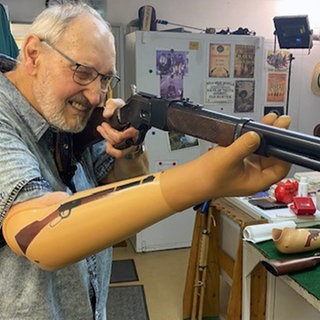 Johannes Forcht mit der Flinte in seiner Kunsthand