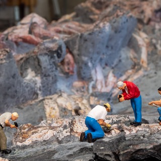 Miniaturszene "Little People" im Steinbruch
