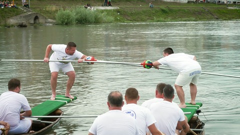 Große Gaudi in Nierstein: Das traditionelle Schifferstechen