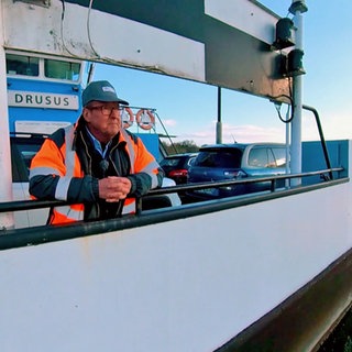 Der dienstälteste Pilot Joseph Jochem auf der Rheinfähre Drusus, seinem zweiten Wohnzimmer