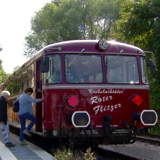 Der Museumsverein "Roter Flitzer" aus Kornwestheim hält den Schienenbus am laufen. Jedes Wochenende gibt es Nostalgiefahrten mit dem legendären Gefährt durch den Südwesten der Republik.