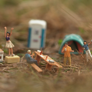 Feiernde Miniaturfiguren