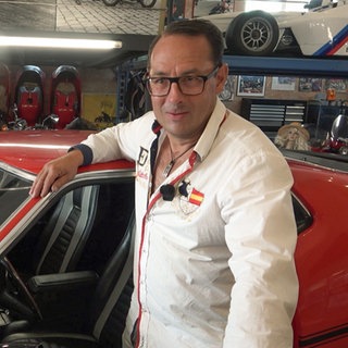 Markus Eibeck sammelt Autos von Schlager-Stars. Hier steht er vor einem alten Ford Mustang von Howard Carpendale.